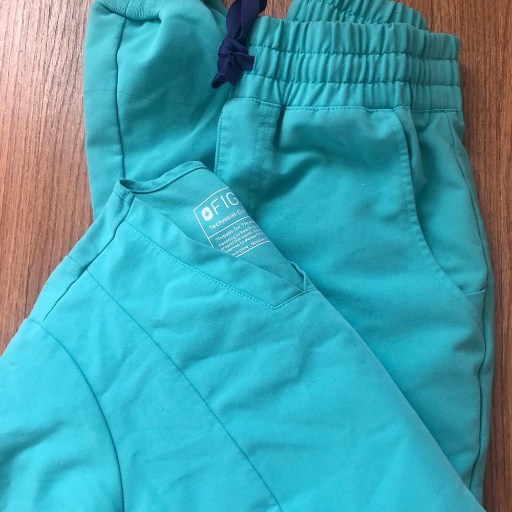 FIGS Women's Casma™ Slim Two Pocket Scrub Top - XXS Surgical Green